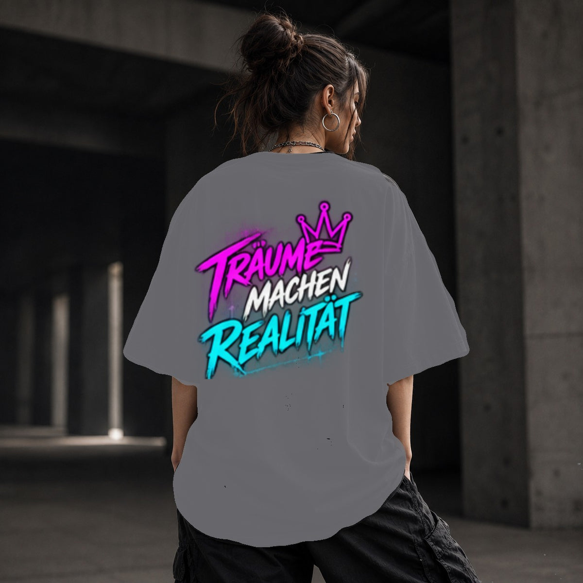 Neon Vibe Damen Oversized T-Shirt – Träume machen Realität – DTF Backprint in Grau, Größe 5XL