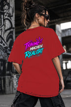 Neon Vibe Damen Oversized T-Shirt – Träume machen Realität – DTF Backprint in Rot, Größe 5XL