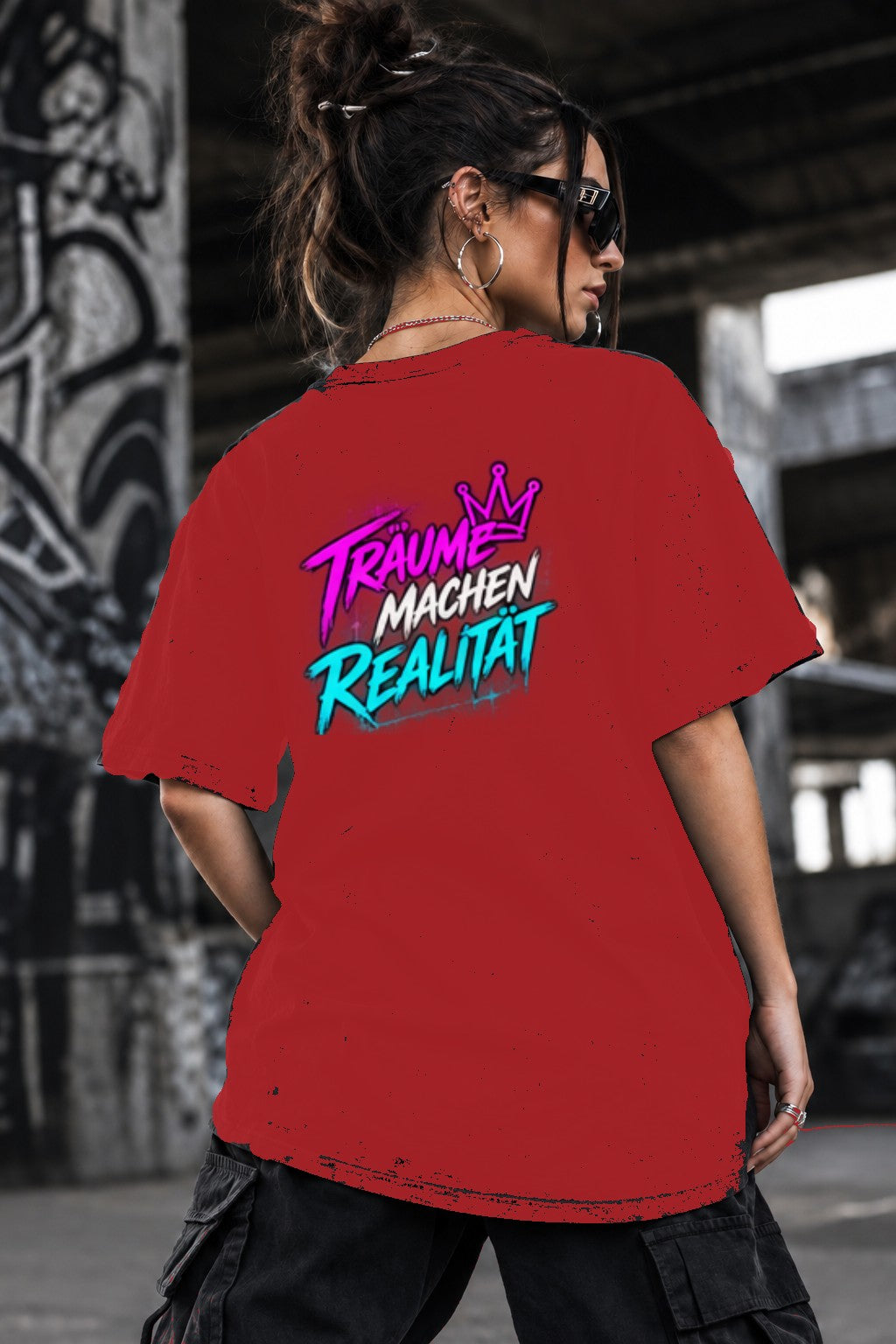 Neon Vibe Damen Oversized T-Shirt – Träume machen Realität – DTF Backprint in Rot, Größe 5XL
