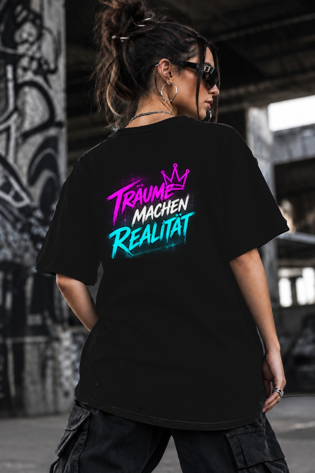 Neon Vibe Damen Oversized T-Shirt – Träume machen Realität – DTF Backprint in Schwarz, Größe 5XL