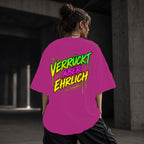 Neon Vibe Damen Oversized T-Shirt – Verrückt aber ehrlich – DTF Backprint in Pink, Größe 5XL