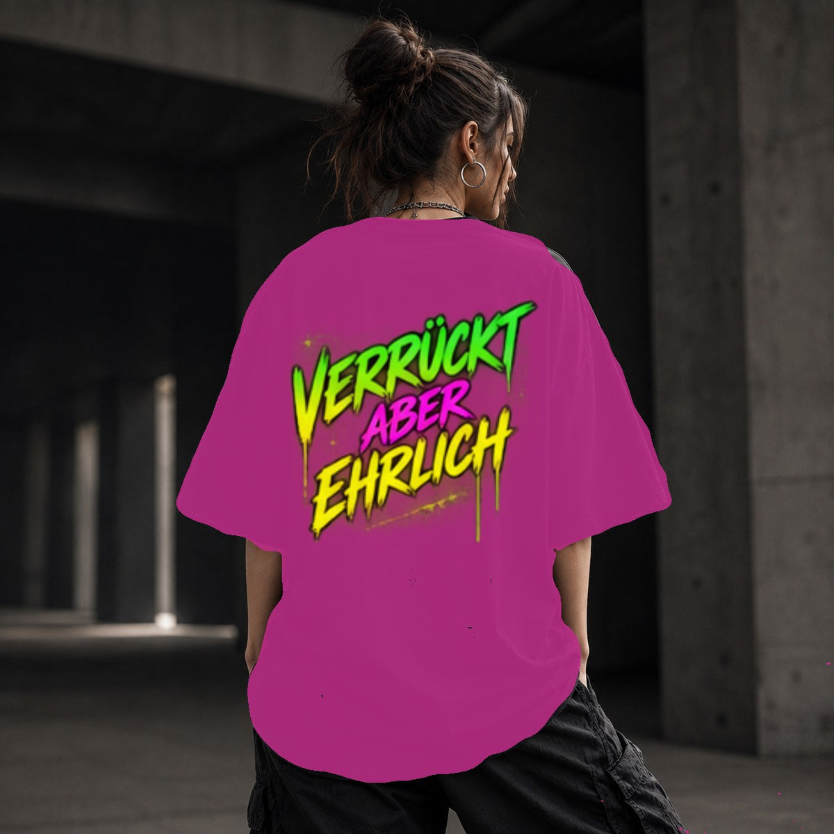 Neon Vibe Damen Oversized T-Shirt – Verrückt aber ehrlich – DTF Backprint in Pink, Größe 5XL