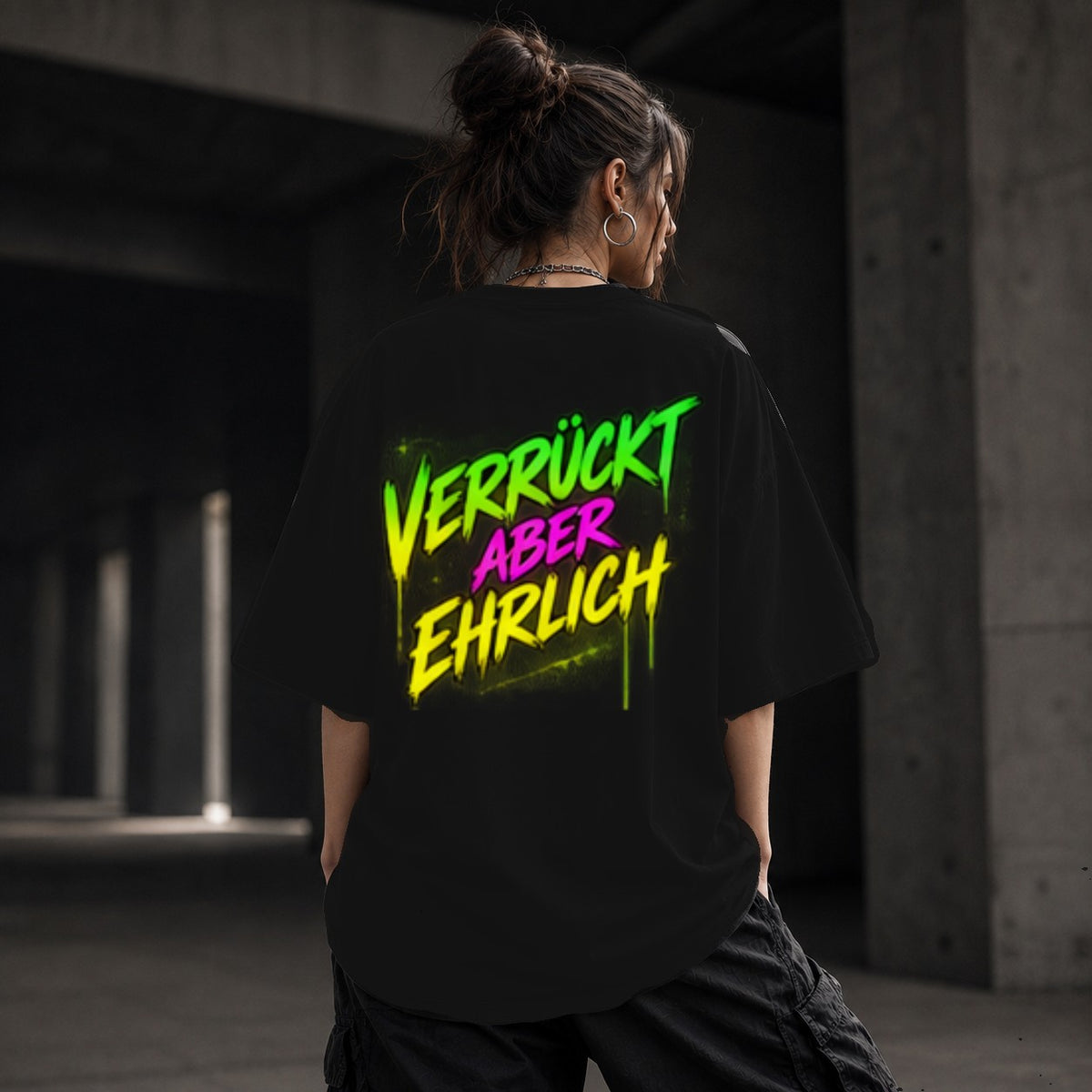Neon Vibe Damen Oversized T-Shirt – Verrückt aber ehrlich – DTF Backprint in Schwarz, Größe 5XL