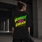 Neon Vibe Damen Oversized T-Shirt – Verrückt aber ehrlich – DTF Backprint in Schwarz, Größe 5XL