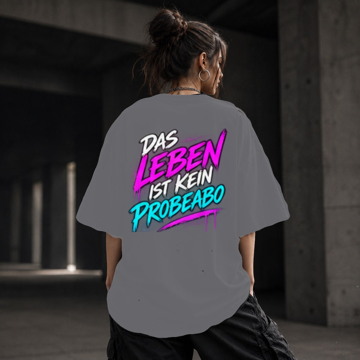 Neon Vibe Damen Oversized T-Shirt – Das Leben ist kein Probebo – DTF Backprint in Grau, Größe 5XL