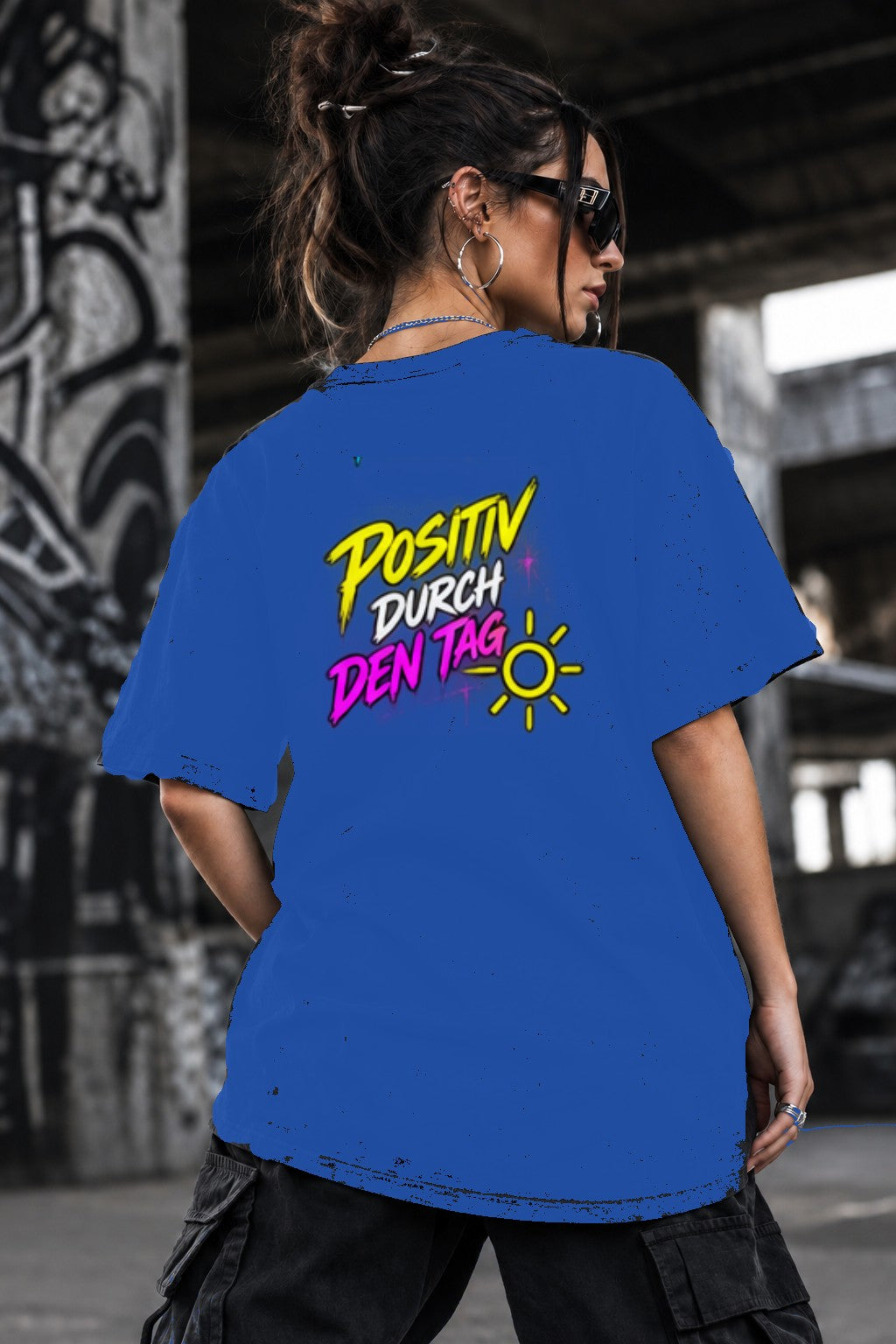 Neon Vibe Damen Oversized T-Shirt – Positiv durch den Tag – DTF Backprint in Blau, Größe 5XL