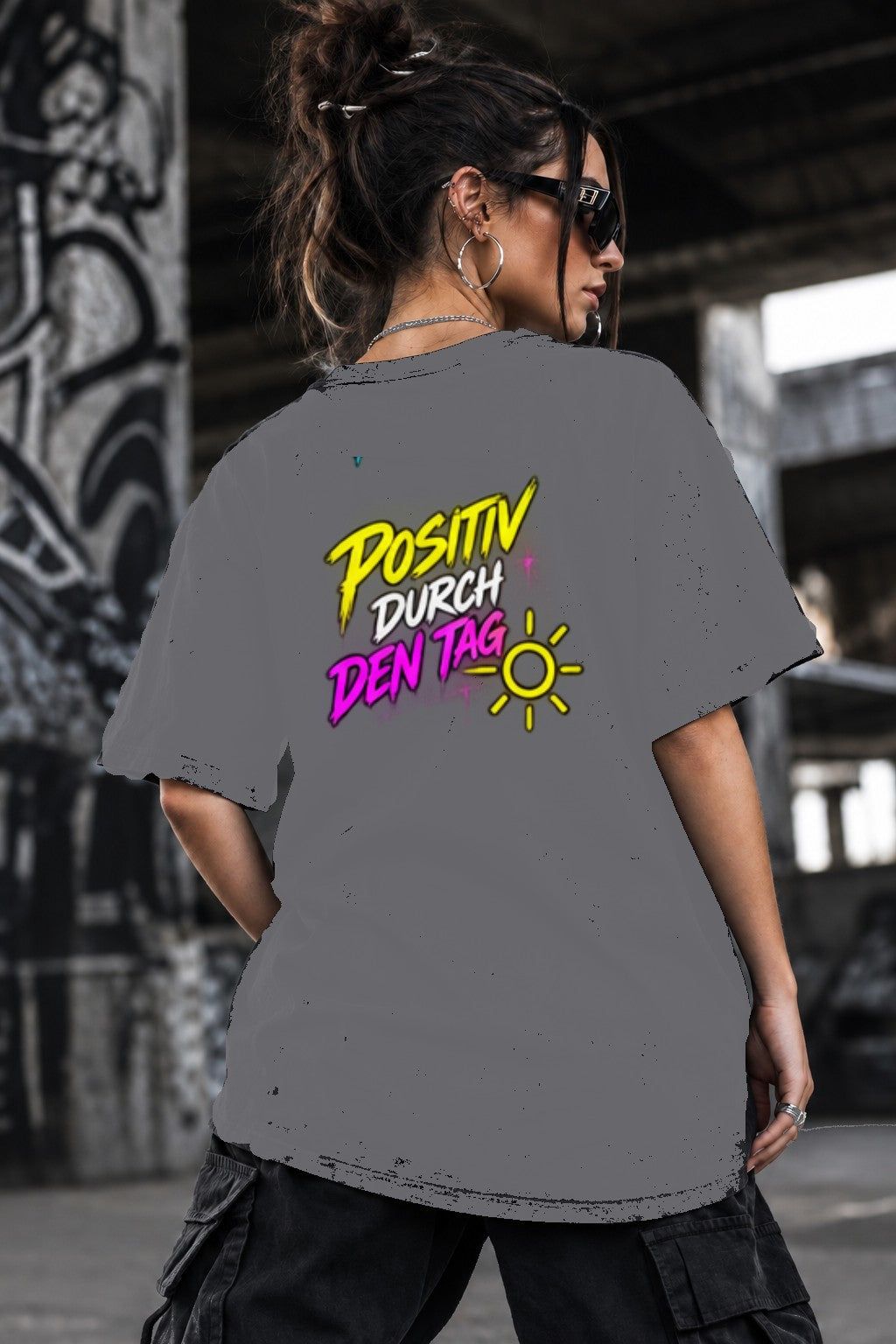 Neon Vibe Damen Oversized T-Shirt – Positiv durch den Tag – DTF Backprint in Grau, Größe 5XL