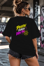 Neon Vibe Damen Oversized T-Shirt – Positiv durch den Tag – DTF Backprint in Schwarz, Größe 5XL