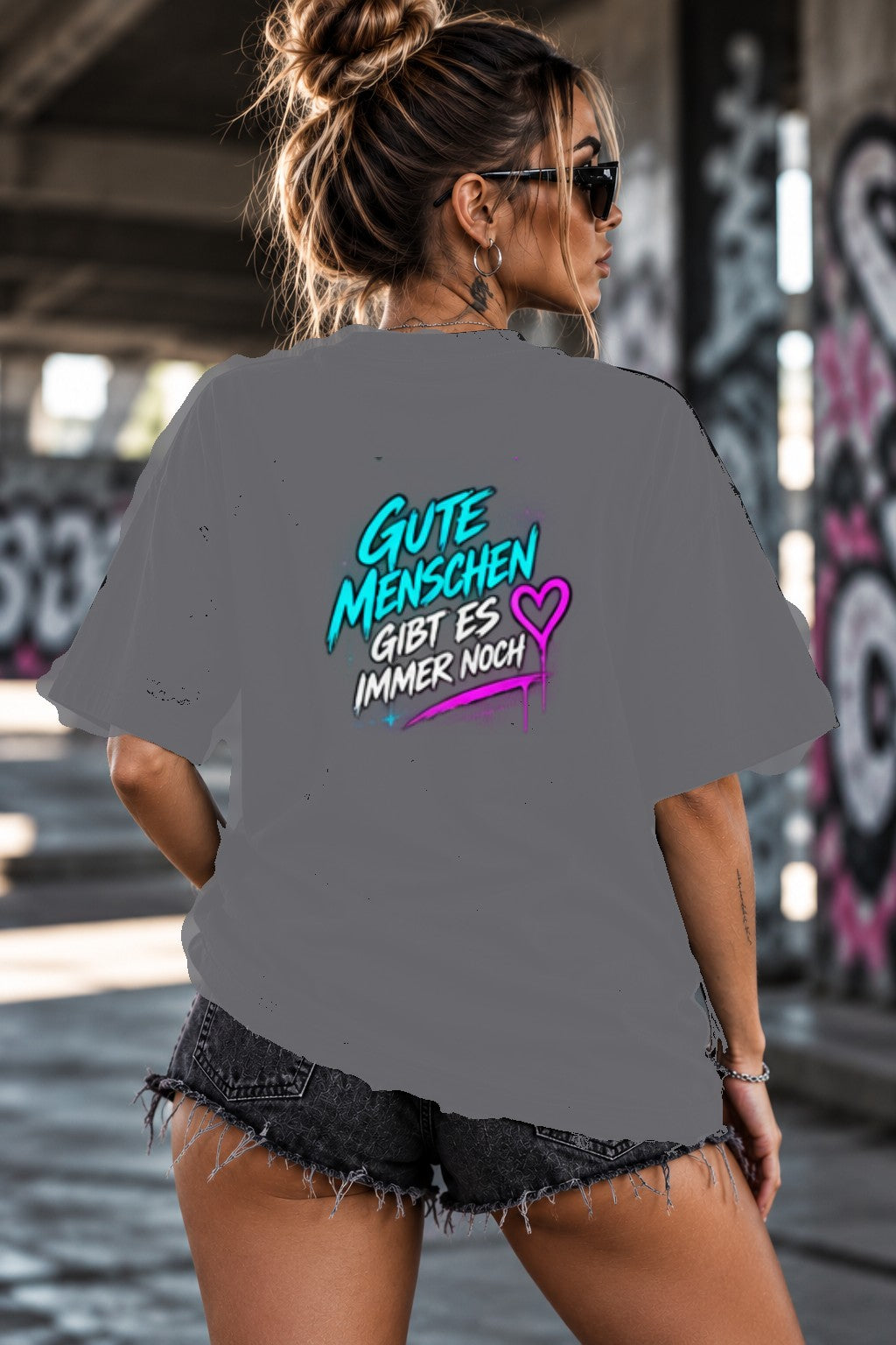 Neon Vibe Damen Oversized T-Shirt – Gute Menschen gibt es immer noch – DTF Backprint in Grau, Größe 5XL