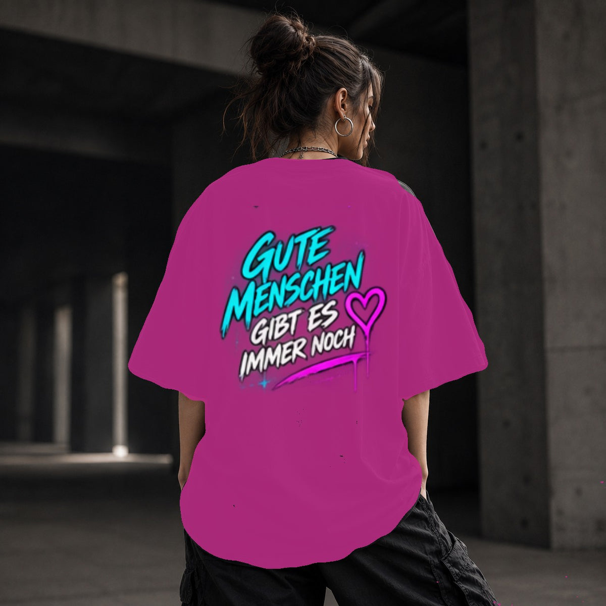 Neon Vibe Damen Oversized T-Shirt – Gute Menschen gibt es immer noch – DTF Backprint in Pink, Größe 5XL