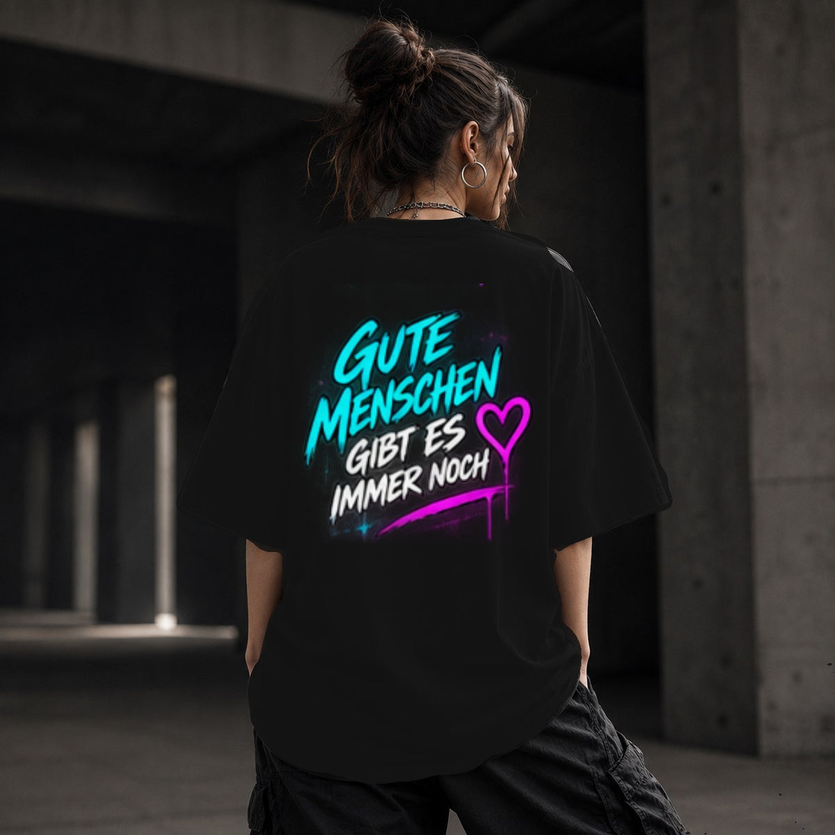 Neon Vibe Damen Oversized T-Shirt – Gute Menschen gibt es immer noch – DTF Backprint in Schwarz, Größe 5XL