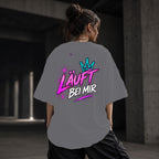 Neon Vibe Damen Oversized T-Shirt – Läuft bei mir – DTF Backprint in Grau, Größe 5XL