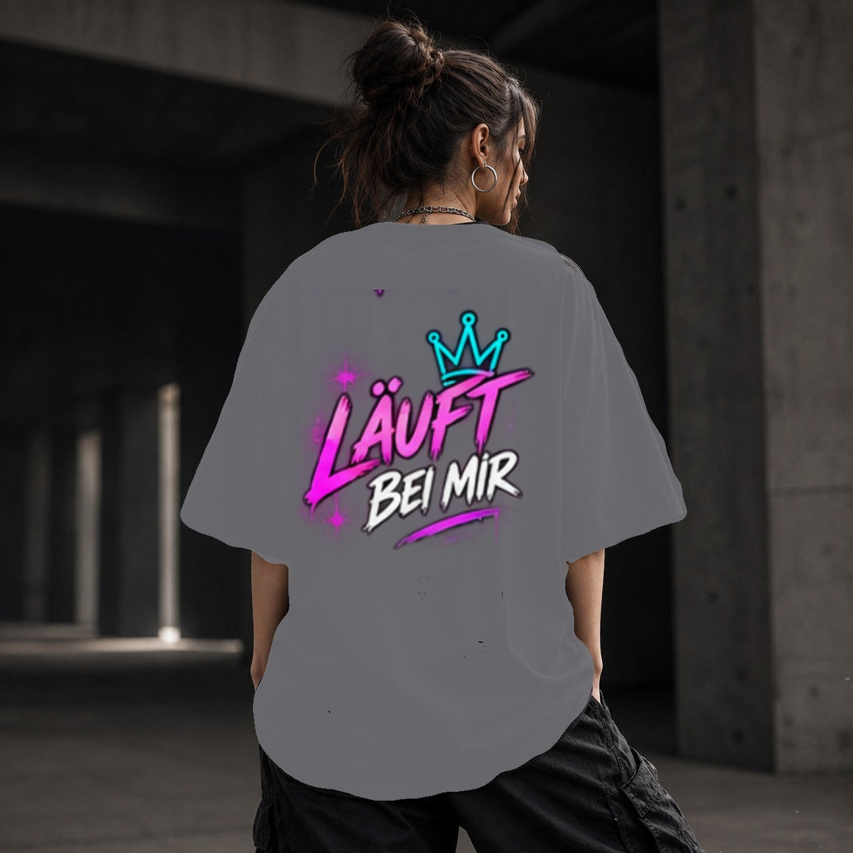 Neon Vibe Damen Oversized T-Shirt – Läuft bei mir – DTF Backprint in Grau, Größe 5XL