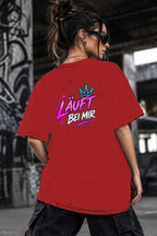Neon Vibe Damen Oversized T-Shirt – Läuft bei mir – DTF Backprint in Rot, Größe 5XL