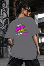 Neon Vibe Damen Oversized T-Shirt – Mehr Liebe weniger Hass – DTF Backprint in Grau, Größe 5XL