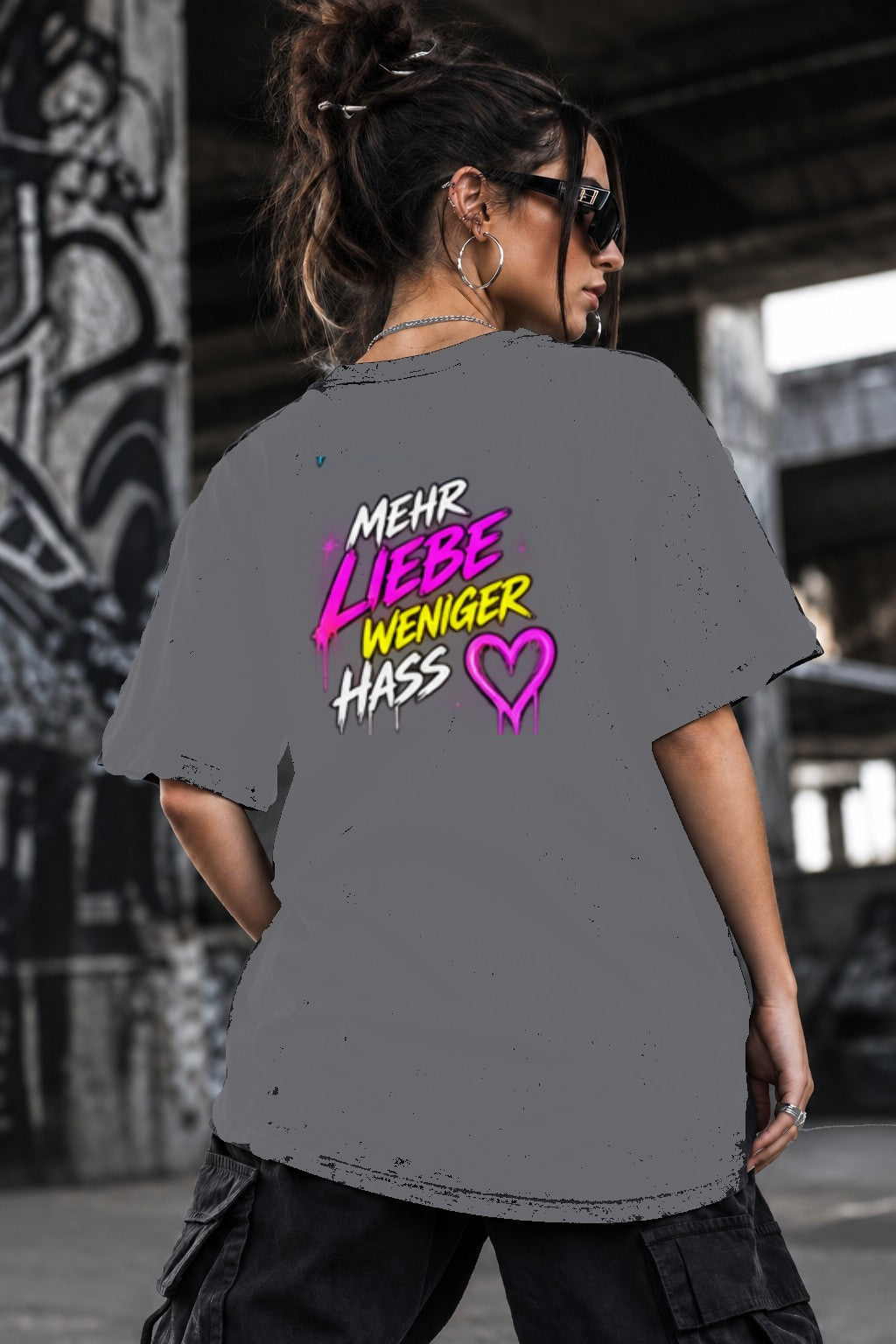 Neon Vibe Damen Oversized T-Shirt – Mehr Liebe weniger Hass – DTF Backprint in Grau, Größe 5XL