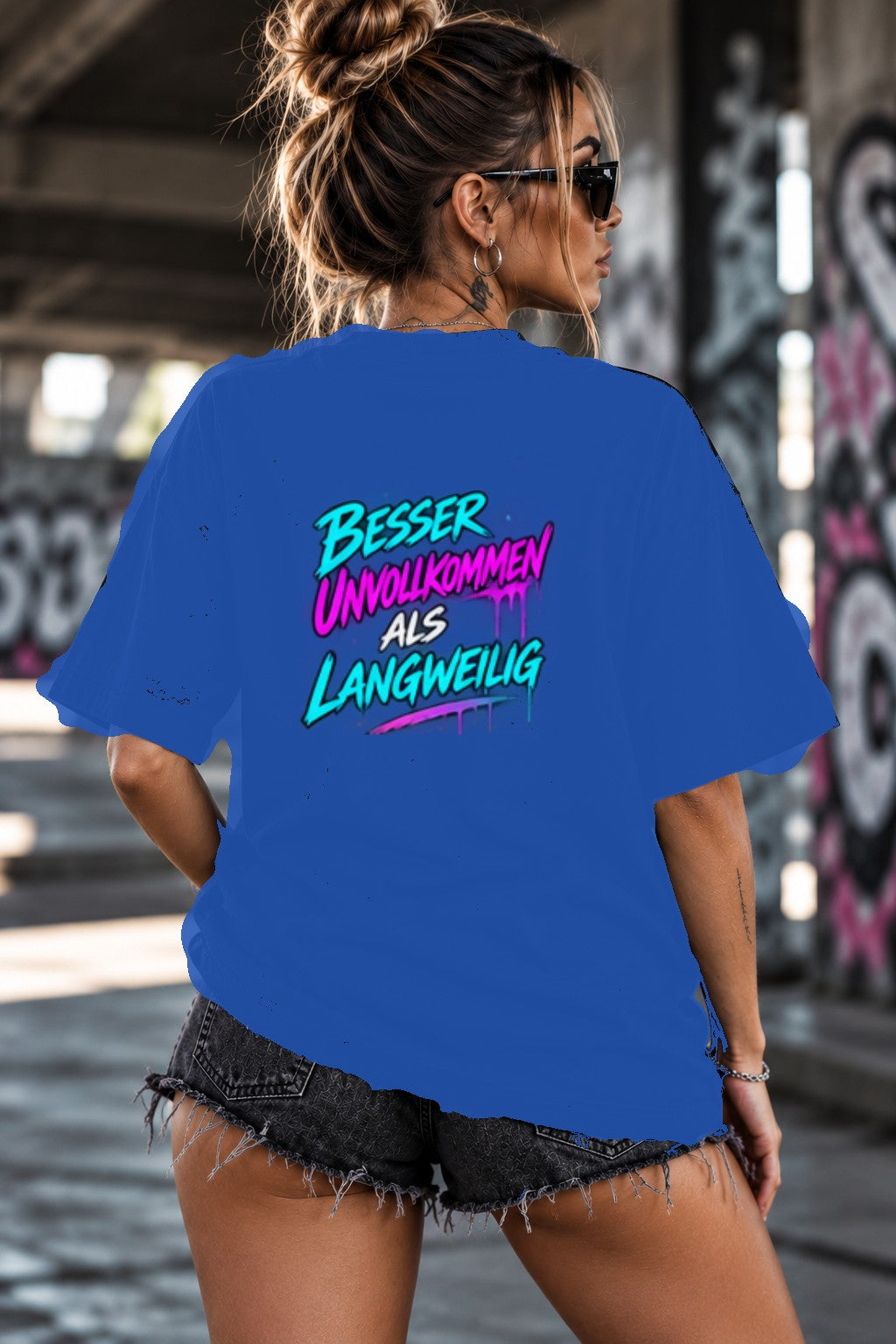 Neon Vibe Damen Oversized T-Shirt – Besser unvollkommen als langweilig – DTF Backprint in Blau, Größe 5XL