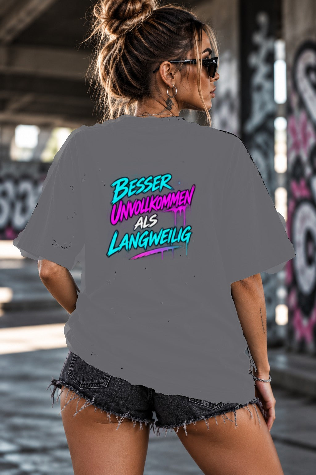 Neon Vibe Damen Oversized T-Shirt – Besser unvollkommen als langweilig – DTF Backprint in Grau, Größe 5XL