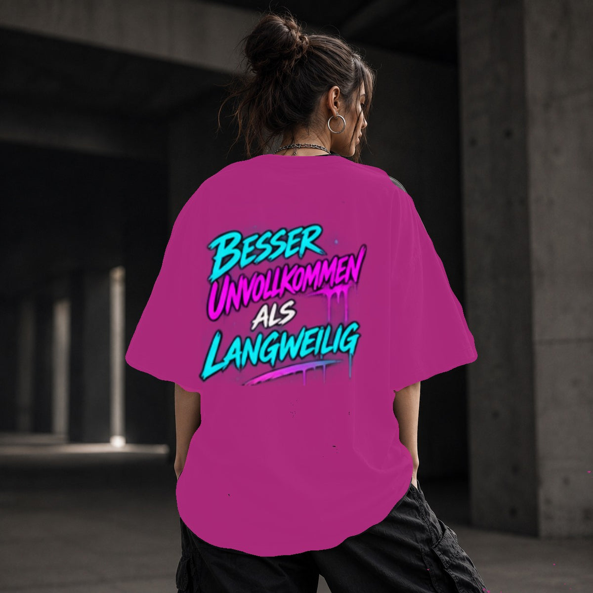 Neon Vibe Damen Oversized T-Shirt – Besser unvollkommen als langweilig – DTF Backprint in Pink, Größe 5XL