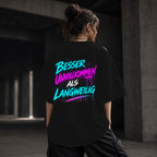 Neon Vibe Damen Oversized T-Shirt – Besser unvollkommen als langweilig – DTF Backprint in Schwarz, Größe 5XL