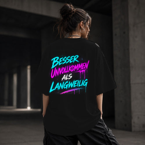 Neon Vibe Damen Oversized T-Shirt – Besser unvollkommen als langweilig – DTF Backprint in Schwarz, Größe 5XL