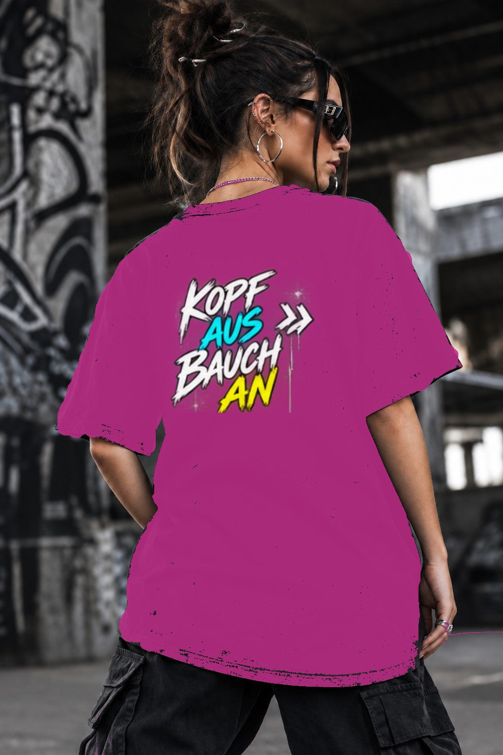 Neon Vibe Damen Oversized T-Shirt – Kopf aus Bauch an – DTF Backprint in Pink, Größe 5XL