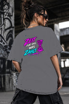 Neon Vibe Damen Oversized T-Shirt – Zeit für das was zählt – DTF Backprint in Grau, Größe 5XL