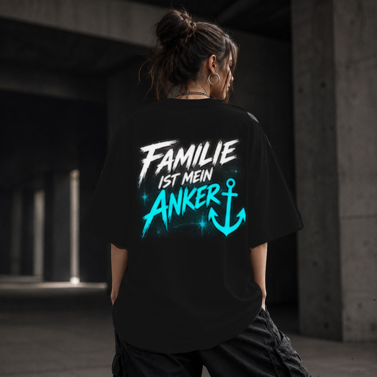 Neon Vibe Damen Oversized T-Shirt – Familie ist mein Anker – DTF Backprint in Schwarz, Größe 5XL
