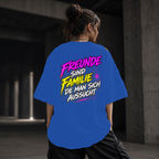 Neon Vibe Damen Oversized T-Shirt – Freunde sind Familie – DTF Backprint in Blau, Größe 5XL