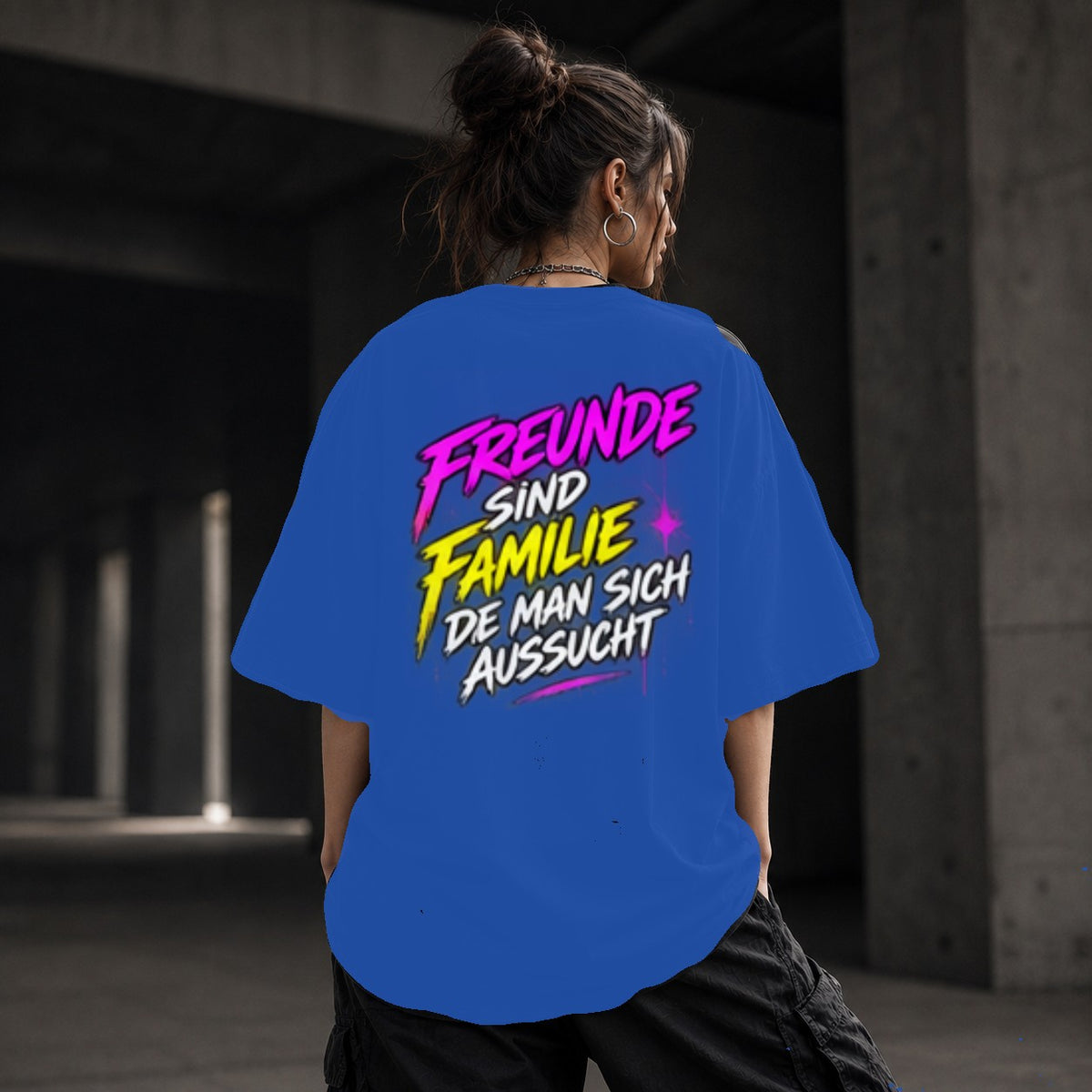 Neon Vibe Damen Oversized T-Shirt – Freunde sind Familie – DTF Backprint in Blau, Größe 5XL