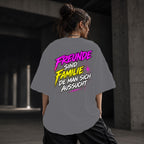 Neon Vibe Damen Oversized T-Shirt – Freunde sind Familie – DTF Backprint in Grau, Größe 5XL
