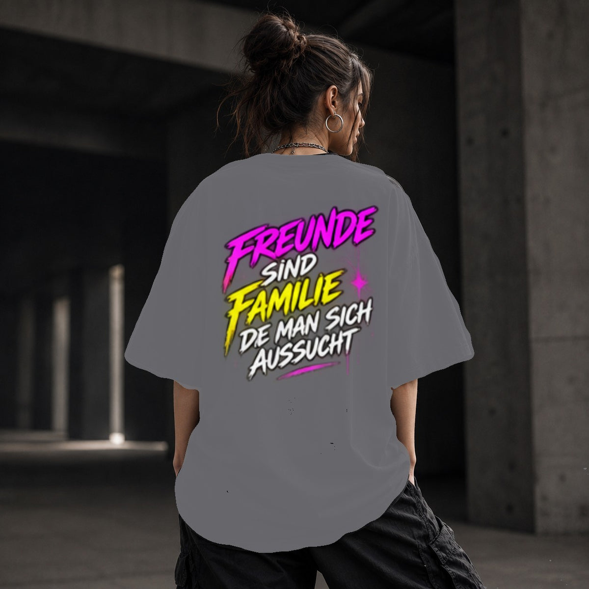 Neon Vibe Damen Oversized T-Shirt – Freunde sind Familie – DTF Backprint in Grau, Größe 5XL