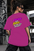 Neon Vibe Damen Oversized T-Shirt – Freunde sind Familie – DTF Backprint in Pink, Größe 5XL
