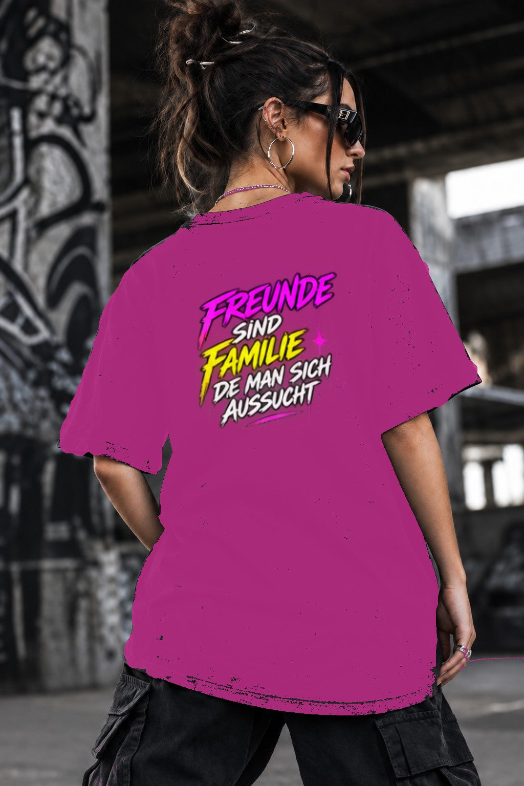 Neon Vibe Damen Oversized T-Shirt – Freunde sind Familie – DTF Backprint in Pink, Größe 5XL