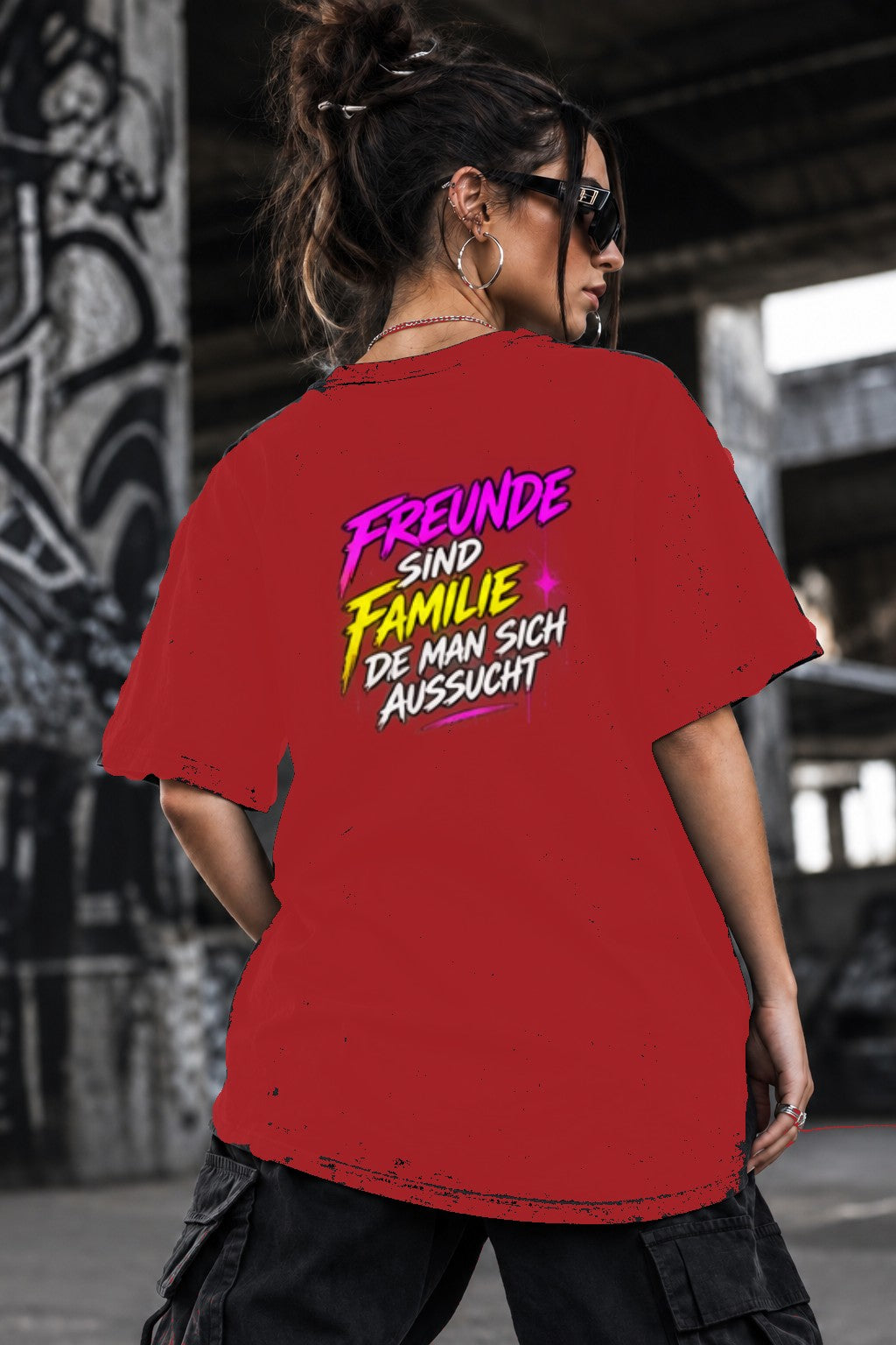 Neon Vibe Damen Oversized T-Shirt – Freunde sind Familie – DTF Backprint in Rot, Größe 5XL