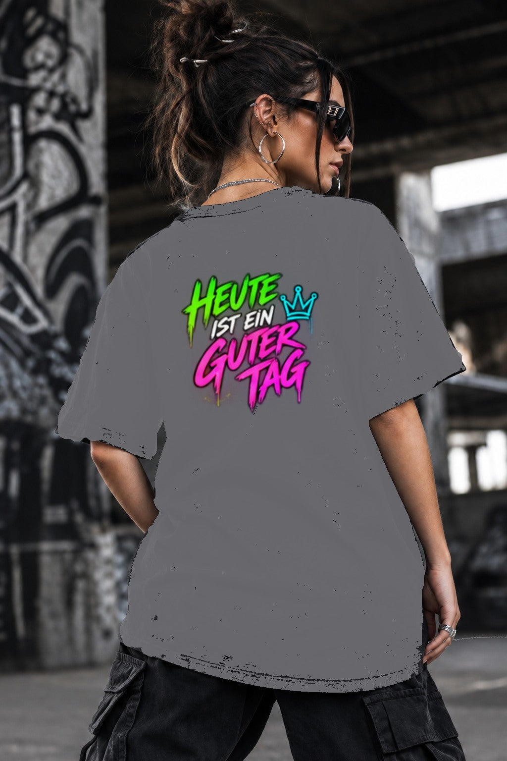 Neon Vibe Damen Oversized T-Shirt – Heute ist ein guter Tag – DTF Backprint in Grau, Größe 5XL