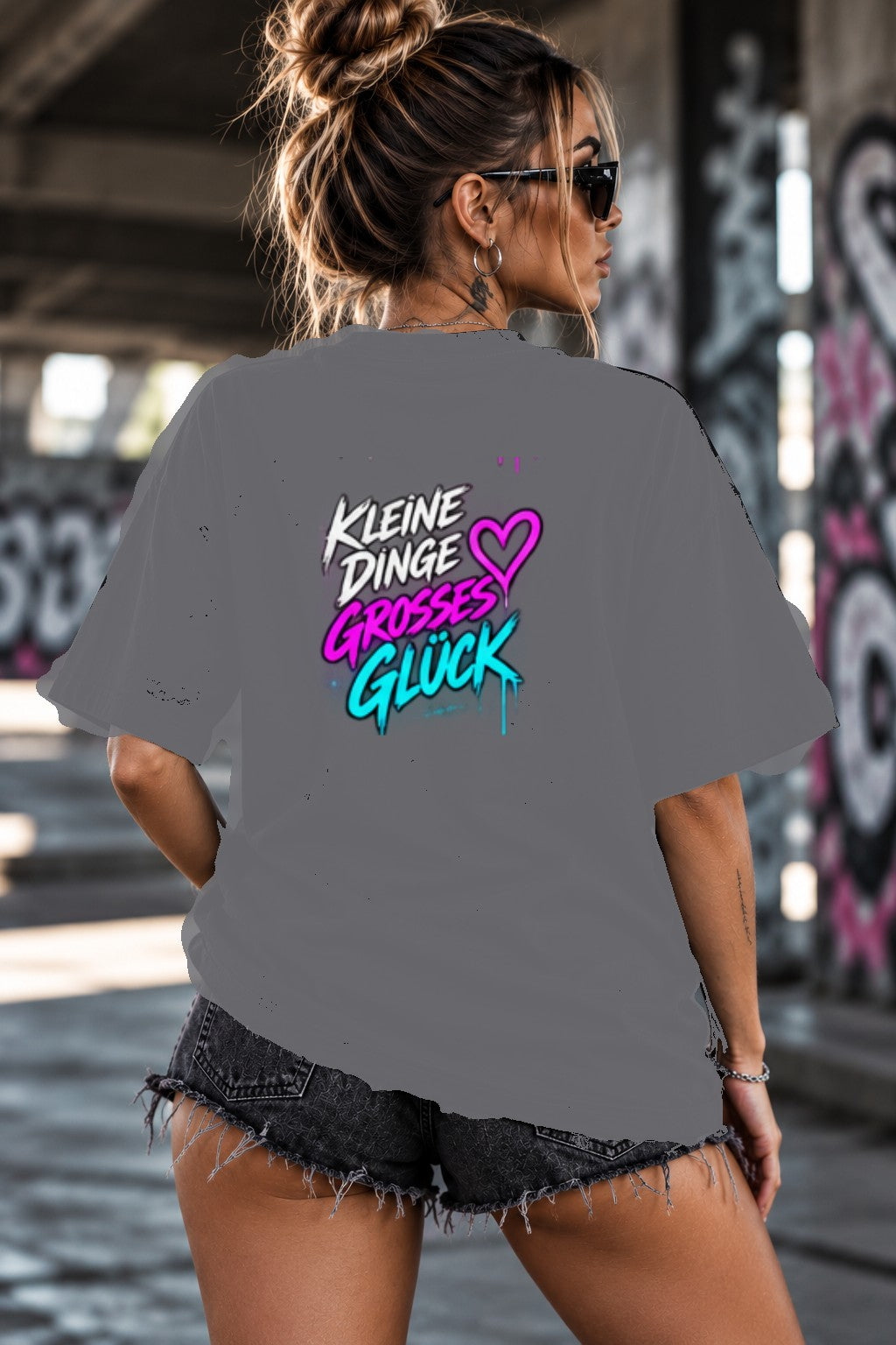 Neon Vibe Damen Oversized T-Shirt – Kleine Dinge großes Glück – DTF Backprint in Grau, Größe 5XL
