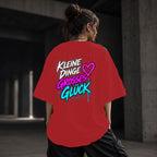Neon Vibe Damen Oversized T-Shirt – Kleine Dinge großes Glück – DTF Backprint in Rot, Größe 5XL