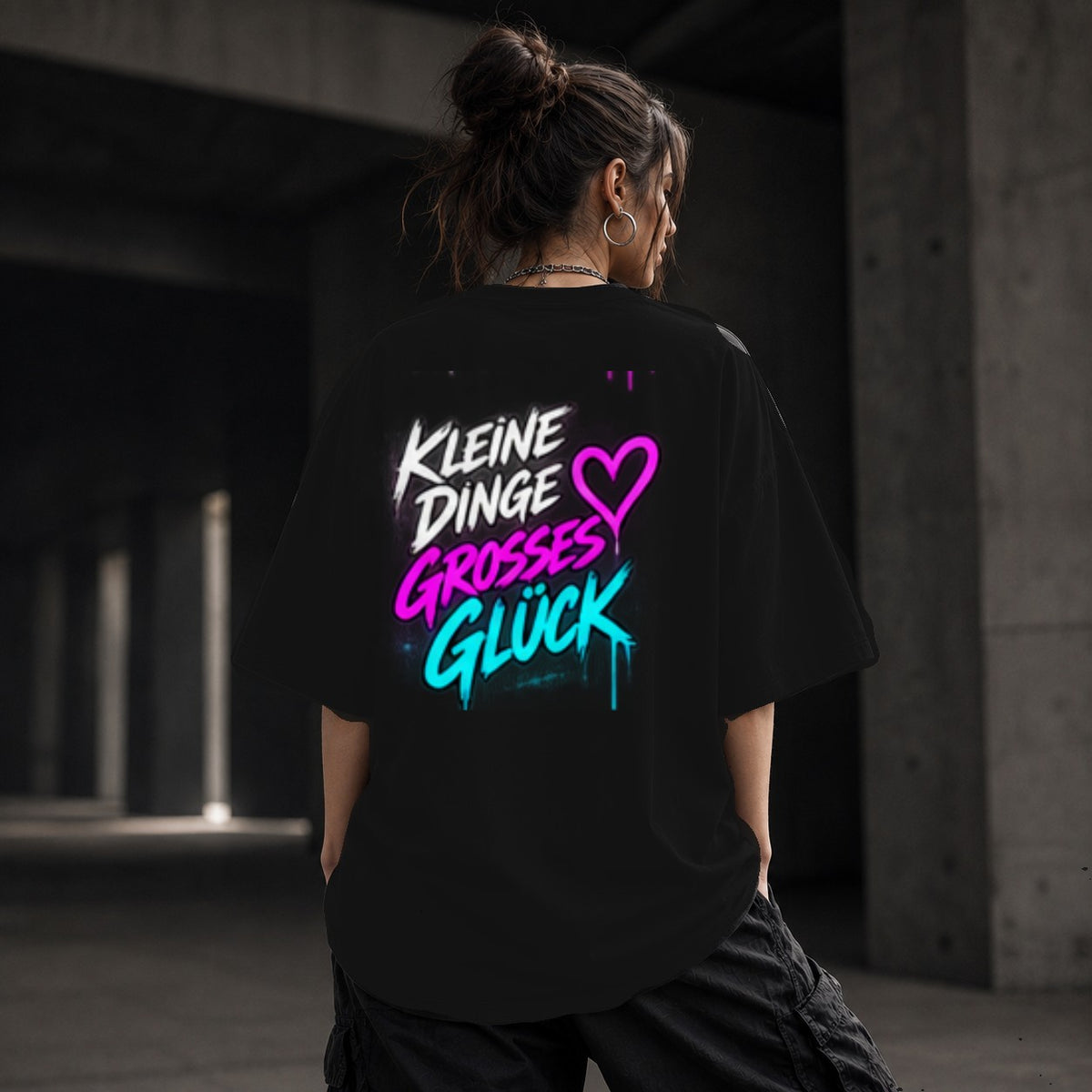 Neon Vibe Damen Oversized T-Shirt – Kleine Dinge großes Glück – DTF Backprint in Schwarz, Größe 5XL
