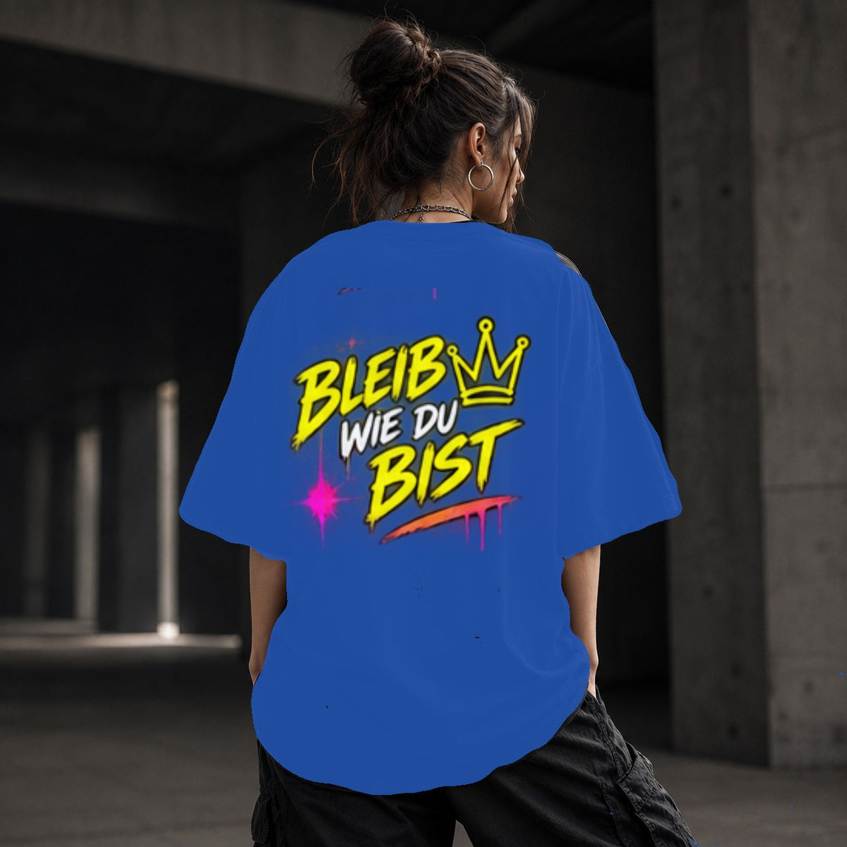 Neon Vibe Damen Oversized T-Shirt – Bleib wie du bist – DTF Backprint in Blau, Größe 5XL