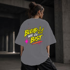 Neon Vibe Damen Oversized T-Shirt – Bleib wie du bist – DTF Backprint in Grau, Größe 5XL