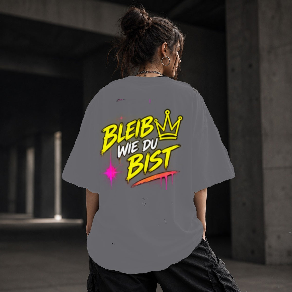 Neon Vibe Damen Oversized T-Shirt – Bleib wie du bist – DTF Backprint in Grau, Größe 5XL