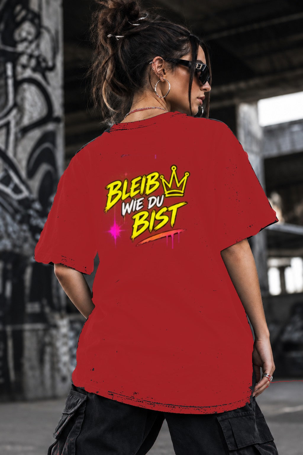 Neon Vibe Damen Oversized T-Shirt – Bleib wie du bist – DTF Backprint in Rot, Größe 5XL