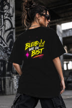Neon Vibe Damen Oversized T-Shirt – Bleib wie du bist – DTF Backprint in Schwarz, Größe 5XL