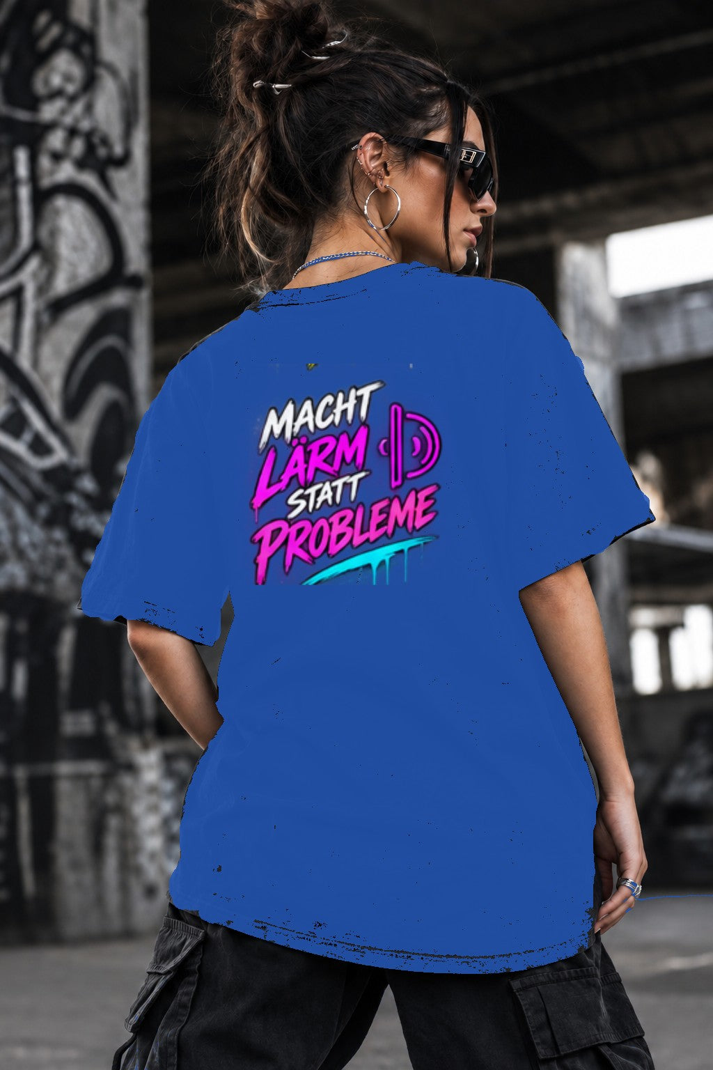 Neon Vibe Damen Oversized T-Shirt – Macht Lärm statt Probleme – DTF Backprint in Blau, Größe 5XL