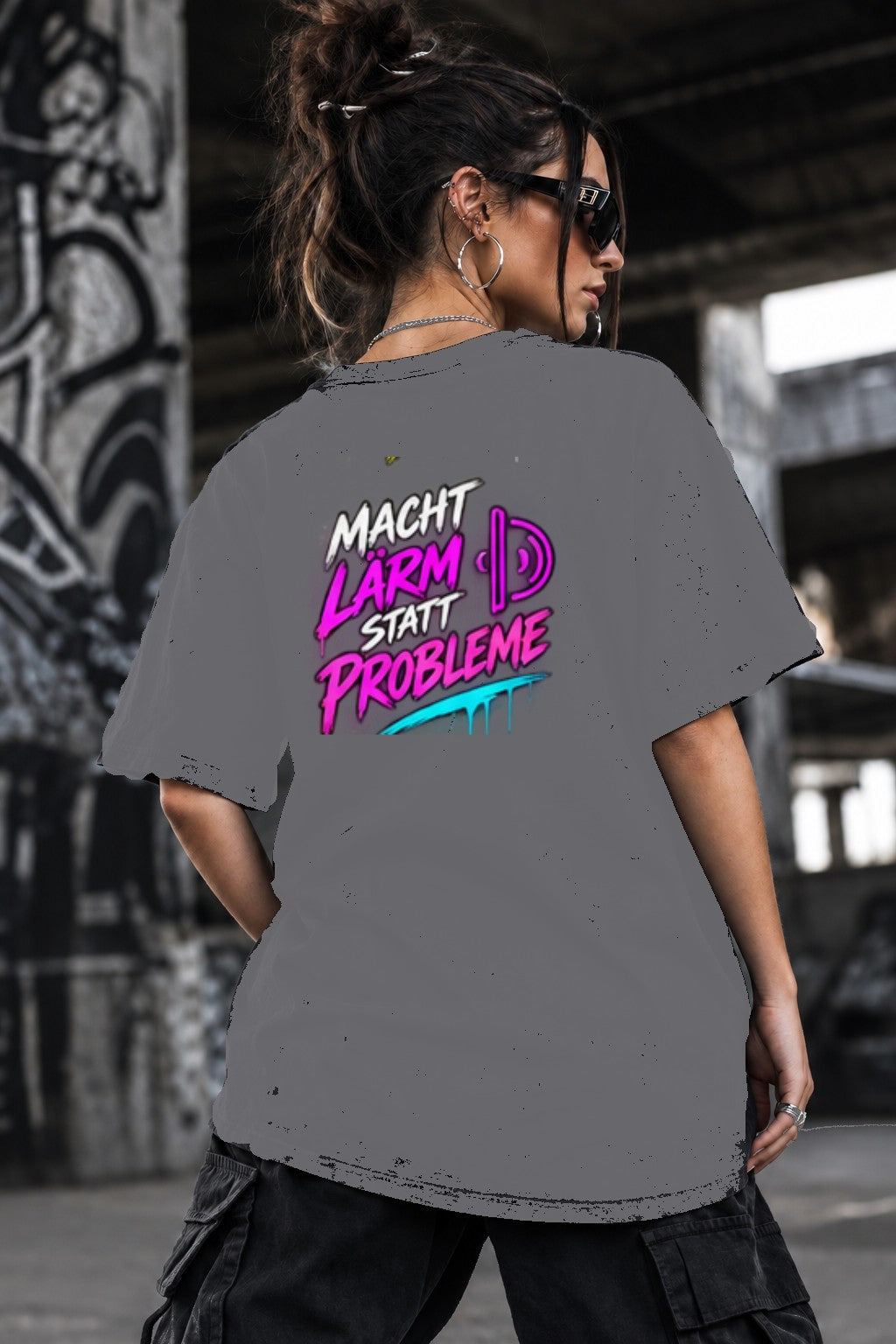 Neon Vibe Damen Oversized T-Shirt – Macht Lärm statt Probleme – DTF Backprint in Grau, Größe 5XL