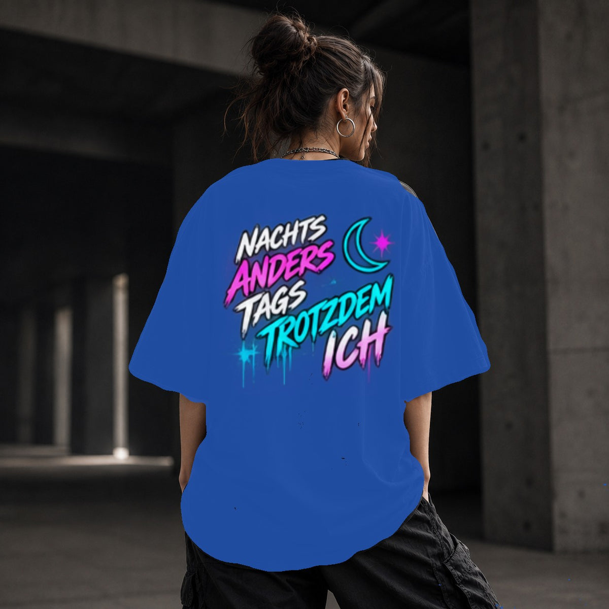 Neon Vibe Damen Oversized T-Shirt – Nachts anders als am Tag – DTF Backprint in Blau, Größe 5XL