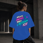 Neon Vibe Damen Oversized T-Shirt – Nachts anders als am Tag – DTF Backprint in Blau, Größe 5XL
