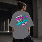 Neon Vibe Damen Oversized T-Shirt – Nachts anders als am Tag – DTF Backprint in Grau, Größe 5XL