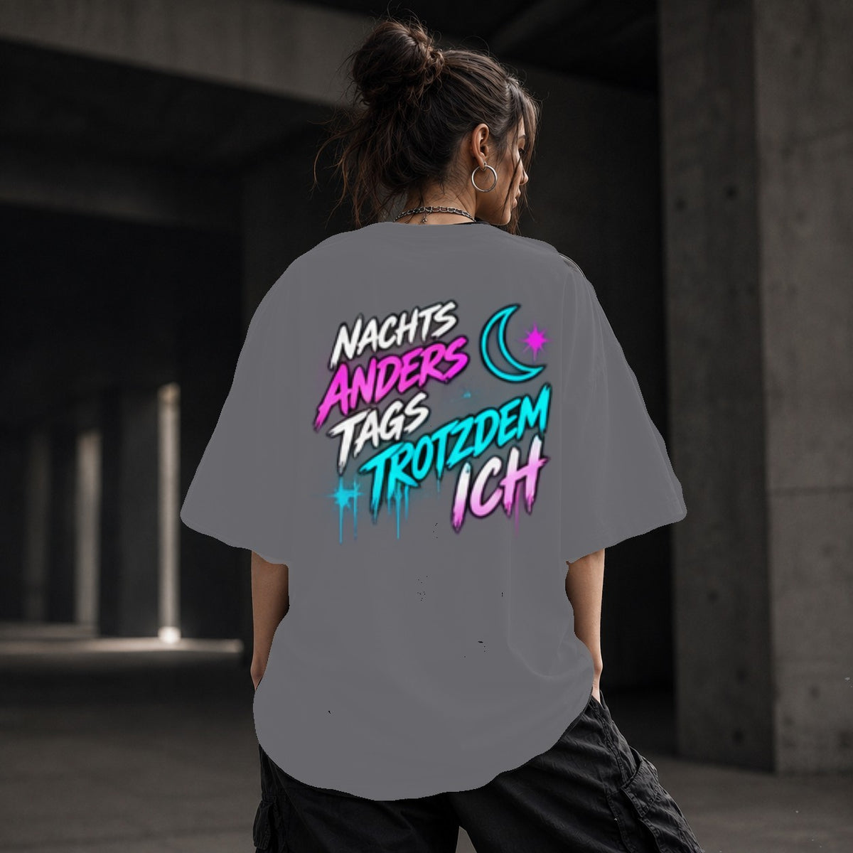 Neon Vibe Damen Oversized T-Shirt – Nachts anders als am Tag – DTF Backprint in Grau, Größe 5XL